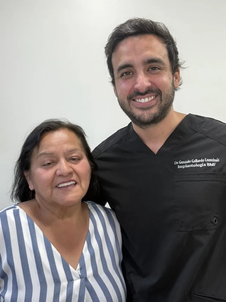 Rehabilitación estética con prótesis híbrida — Paciente con Dr. Gallardo